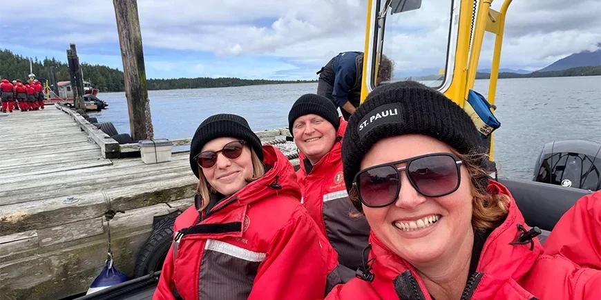 Bianca og to kolleger fra TourCompass sitter i en båt på vei på hvalsafari i Canada