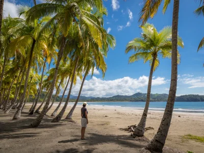 En kvinne står på stranden i Playa Sámara og ser utover havet