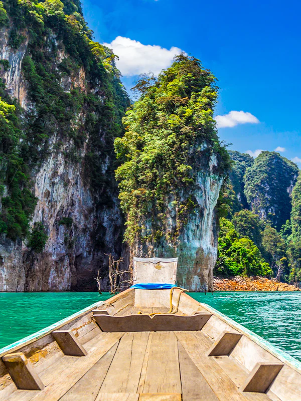 Båt i vakre omgivelser i Thailand
