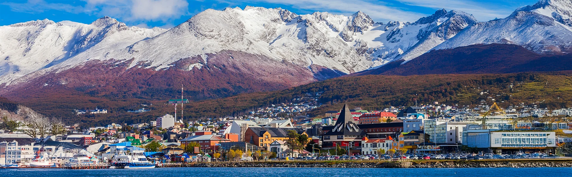 Flyfoto av Ushuaia og fjellene i bakgrunnen i det sørlige Argentina
