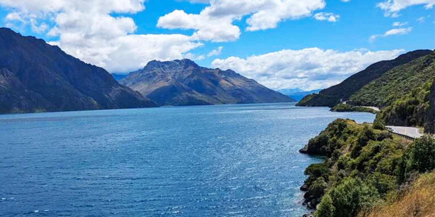 Vakker utsikt over innsjø og fjell i New Zealand