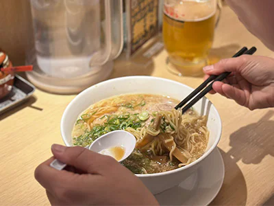 Kvinner spiser ramen i Japan