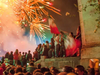 En stor gruppe mennesker feirer Mexicos uavhengighetsdag i sentrum med flagg og fyrverkeri