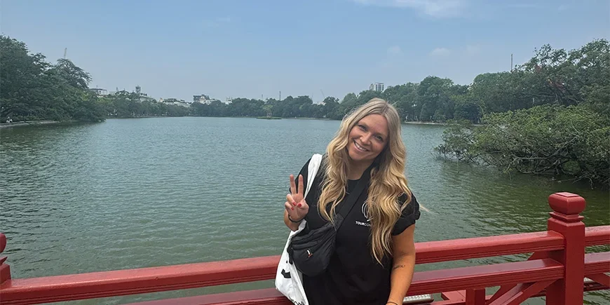 Millie foran Hoan Kiem-innsjøen
