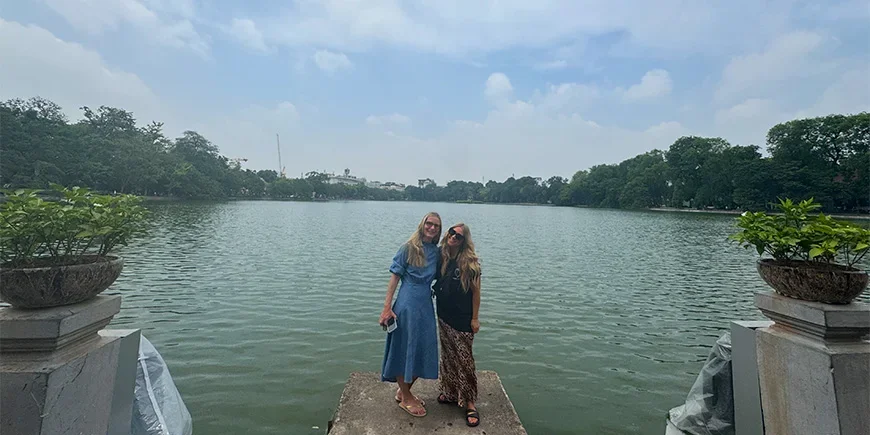 Steffie og Millie ved Hoan Kiem-sjøen i Hanoi
