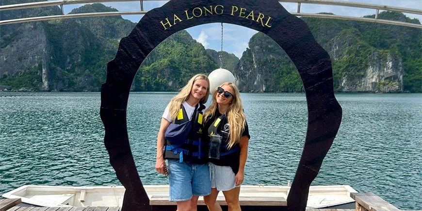Millie og Steffie i Ha Long-bukten