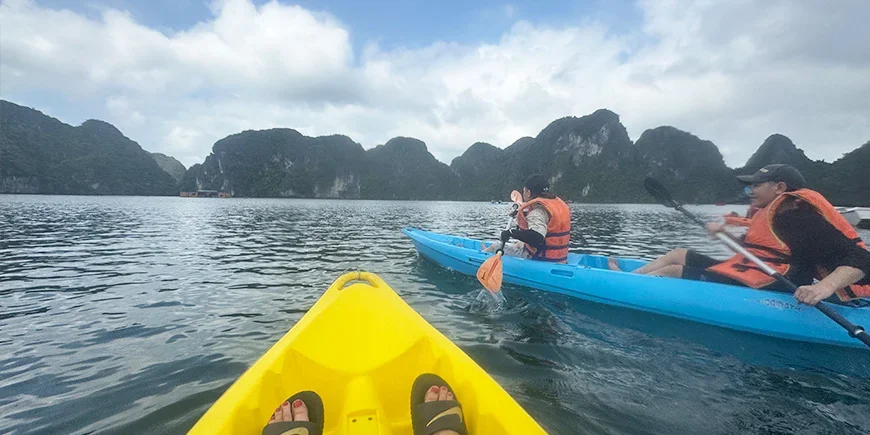 Padling i kajakk i Ha Long-bukten