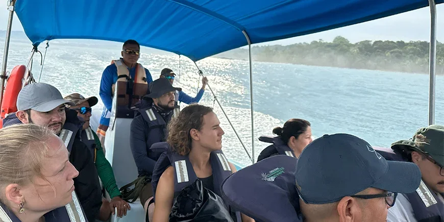 En gruppe mennesker i en båt i Corcovado nasjonalpark
