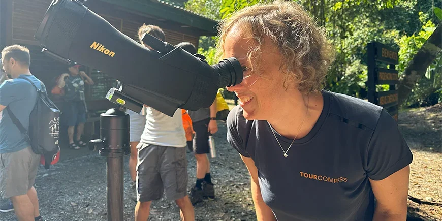 Meike speider etter dyr med kikkert i Corcovado