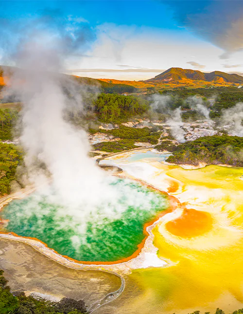 Fargerikt geotermisk reservat med varme svovelkilder på New Zealands Nordøya.