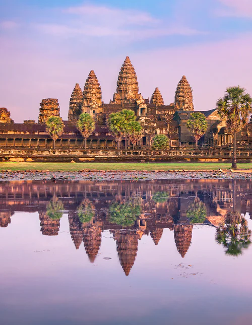 Angkor Wat-tempelet speiler seg i vannet ved soloppgang