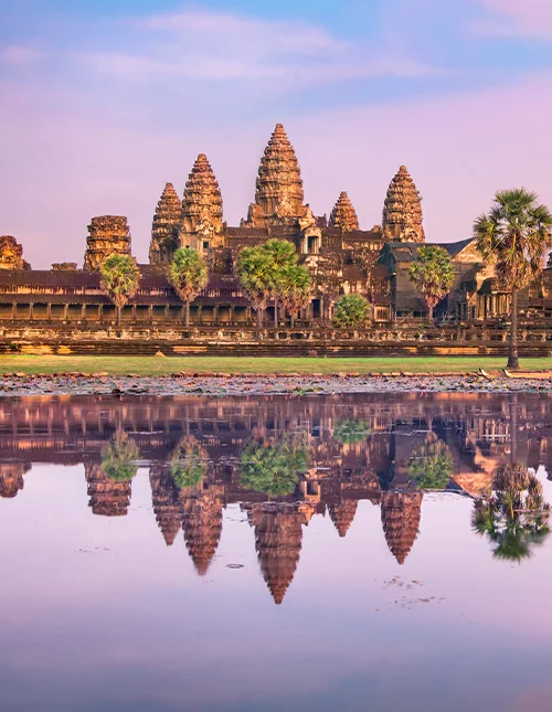 Angkor Wat-tempelet speiler seg i vannet ved soloppgang