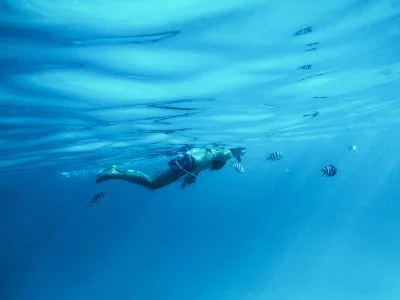 En kvinne snorkler på Zanzibar