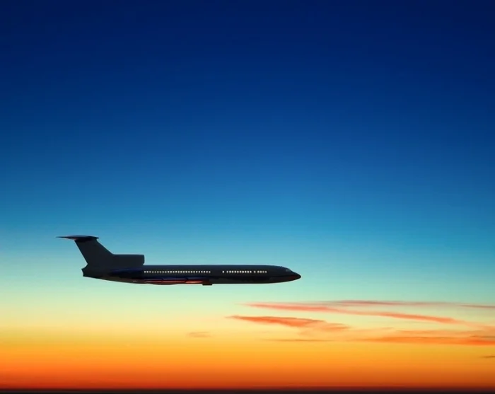 Fly mot blå himmel på vei hjem fra Marokko