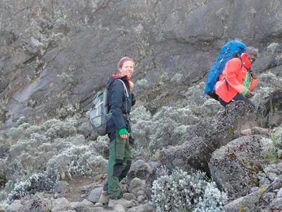Jude ved foten av Barranco Wall på Kilimanjaro