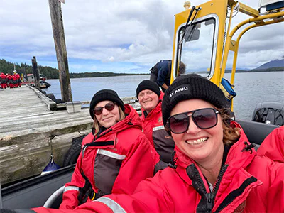 Bianca og to kolleger fra TourCompass sitter i en båt på vei ut på hvalsafari i Canada