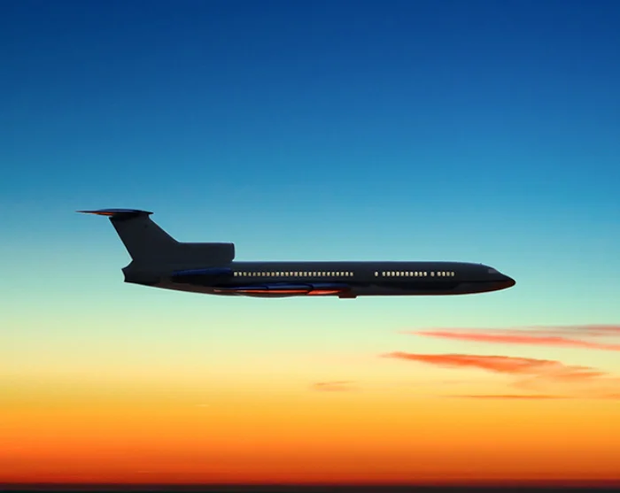 Fly mot blå himmel på vei hjem fra Australia