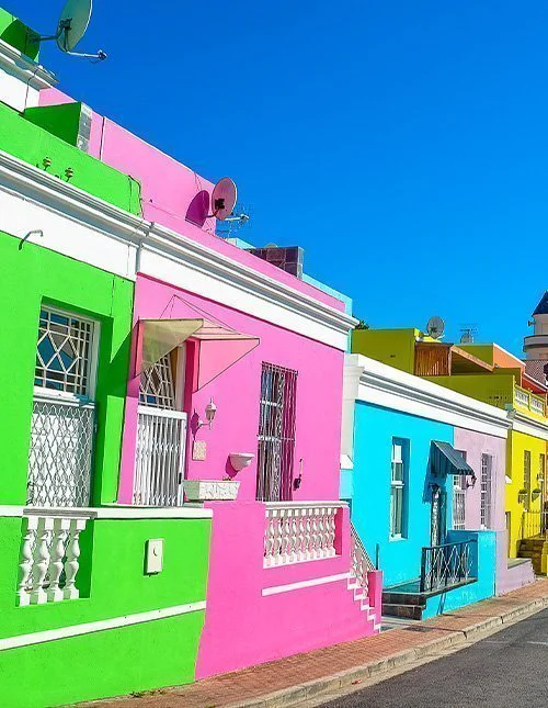 Fargerike bygninger i Cape Town