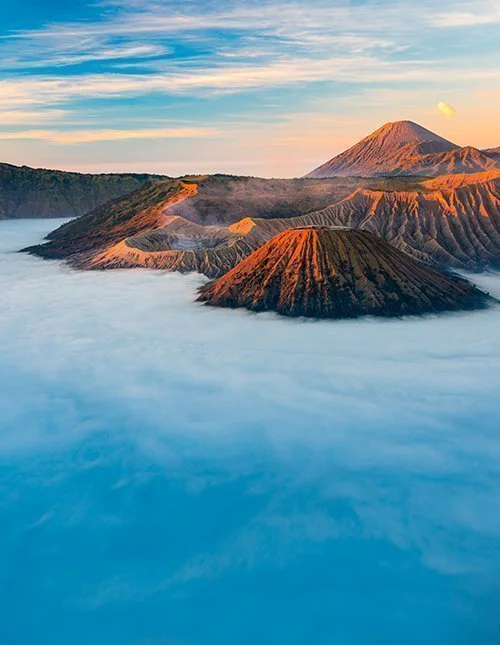 Bromo-vulkanen ved soloppgang på Øst-Java i Indonesia, omgitt av morgentåke