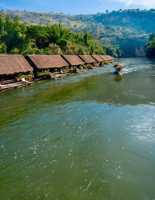 Flytende resort ved River Kwai i Thailand.