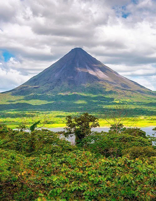 Fantastisk utsikt over Costa Ricas vakre natur med den røykende vulkanen Arenal i bakgrunnen