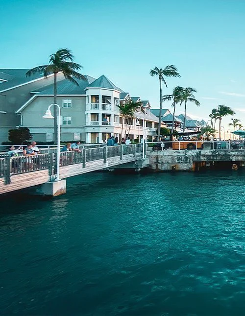 Solnedgang ved Mallory Square i Key West, Florida, USA, mot blå himmel