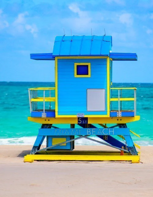 Livreddertårn på Miami Beach i Floridas solskinn
