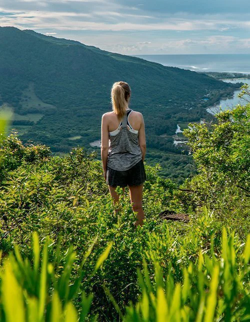 Kvinne ser ut over Le Morne Brabant på Mauritius
