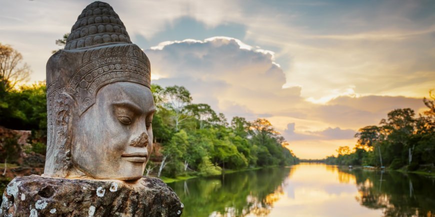 Statue ved den sørlige inngangen til Angkor Thom i Kambodsja