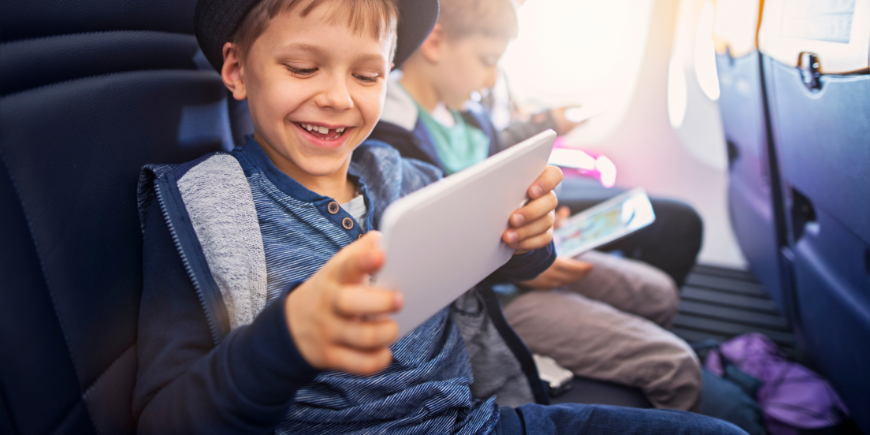 Barn leker med iPad på flyet