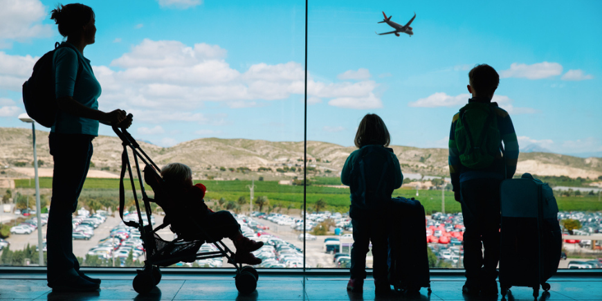 Mor venter med barn på flyplassen