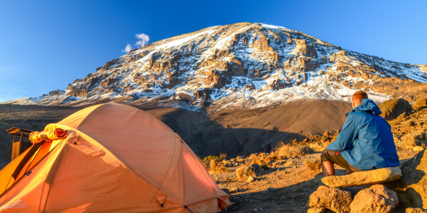 Mand på kilimanjaro