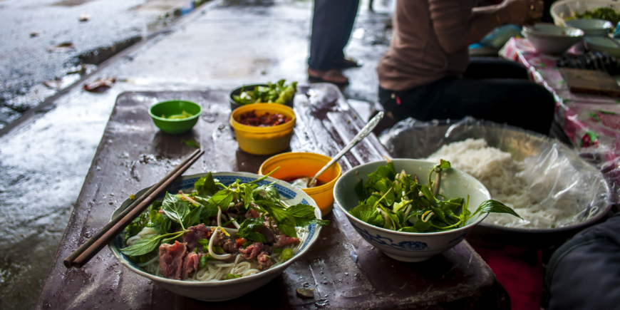 Vietnamesisk pho på gaten i Hanoi