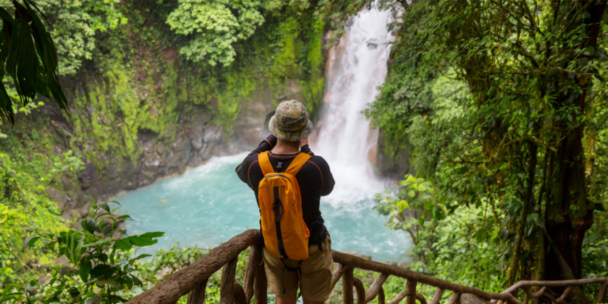 Fotograf foran en foss i Costa Rica