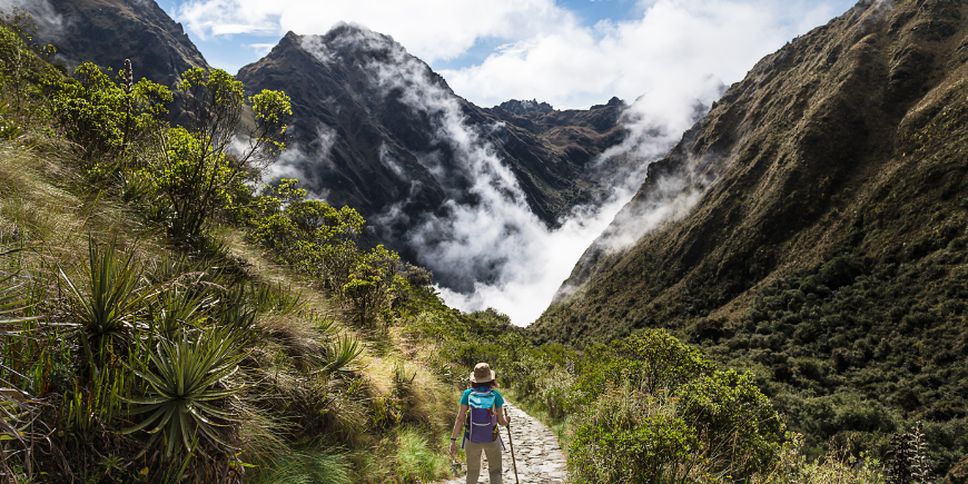 Kvinne på inkavandring i Peru