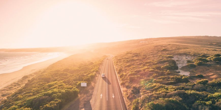 Solnedgang ved Great Ocean Road om sommeren 