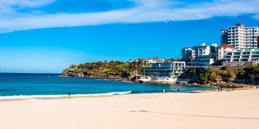 Panoramautsikt over Bondi-stranden med blå himmel og hav i Sydney, Australia, om vinteren 