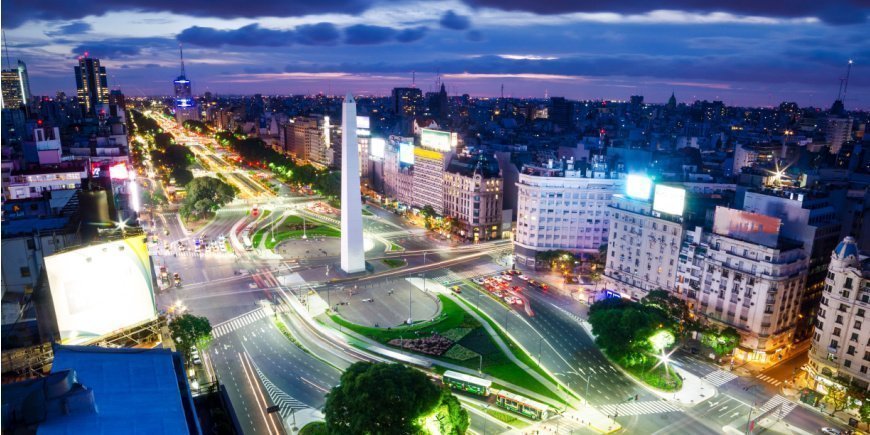 Oversiktsbilde av trafikken i Buenos Aires om kvelden