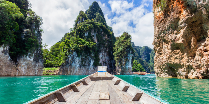 Vakre fjell, sjø, elv, himmel og naturattraksjoner i Ratchaprapha Dam ved Khao Sok nasjonalpark, Surat Thani-provinsen, Thailand.