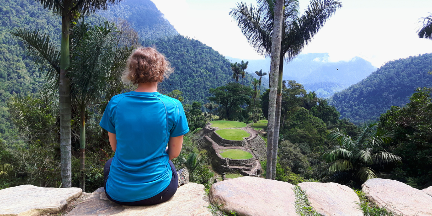 Kvinne som sitter og ser på La Ciudad Perdida i Columbia