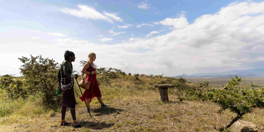 Reisespesialist med masaier i Osiligilai-leiren i Tanzania