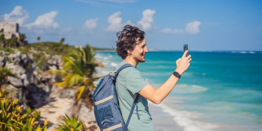 Mann tar bilder av omgivelsene i Tulum i Mexico
