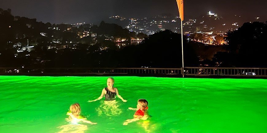 Barn bader i basseng med utsikt over Kandy