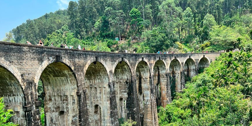Den ni-buede broen på Sri Lanka