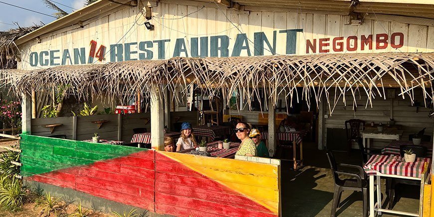 Familie på restaurant i Negombo