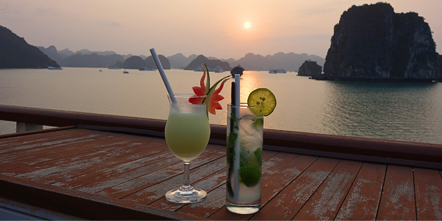 Drink ved solnedgang på cruise i Ha Long-bukten