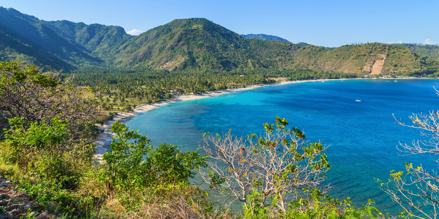 Frodig, grønn utsikt over Senggigi-stranden i Lombok 