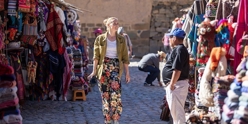 Kvinne på lokalt marked i Cusco i Peru