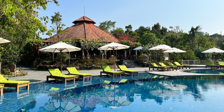 Basseng og solsenger ved Green Bay Resort i Phu Quoc 