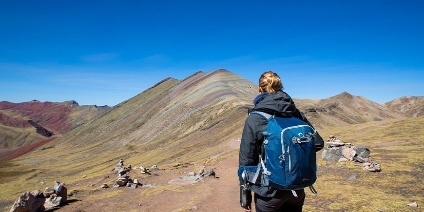 Kvinne i Regnbuefjellene i Peru